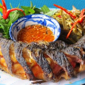 Cá trê chiên + mắm gừng