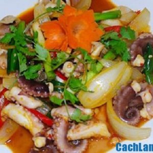 bach-tuoc-xao-chua-ngot-com-ngon-nhu-me-nau