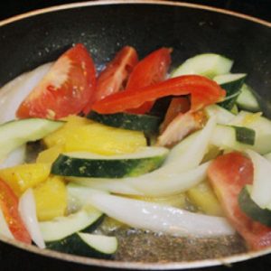 dua-leo-xao-chua-ngot-com-ngon-nhu-me-nau