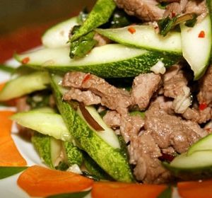 dua-leo-xao-bo-com-ngon-nhu-me-nau